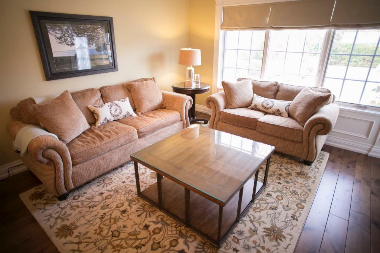 124 On Queen Hotel & Spa Niagara-on-the-Lake Exterior foto A living room with a coffee table